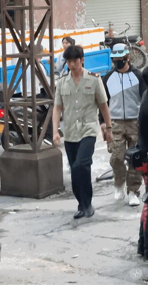 突然刷到井柏然的路透，还蛮新鲜的!
这是穿着警察的制服，在演什么电视剧呢，小井这