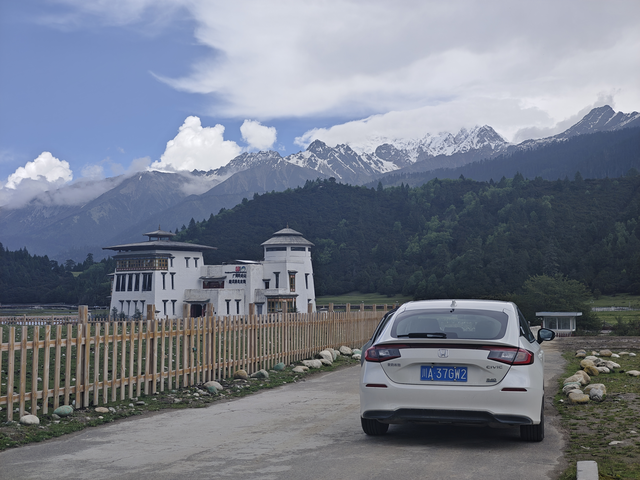 在西藏租了台两厢思域
在山里闪转腾挪，除了加速响应慢些，挺好玩的