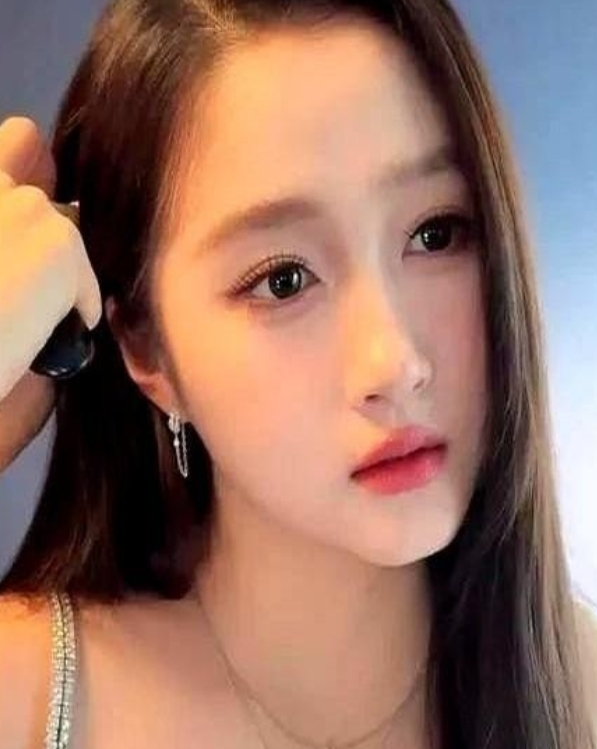 在今天的活动现场，关晓彤的表现着实令人眼前一亮。面对记者对感情动态的追问，她巧妙