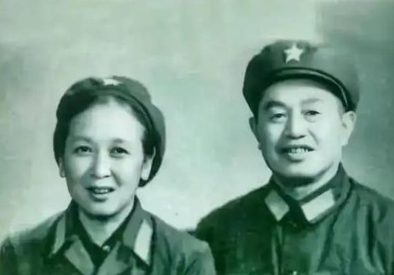 1940年，皮定均看上了女干部张烽，就让县长去说媒，张烽听说了县长的来意后，拒绝
