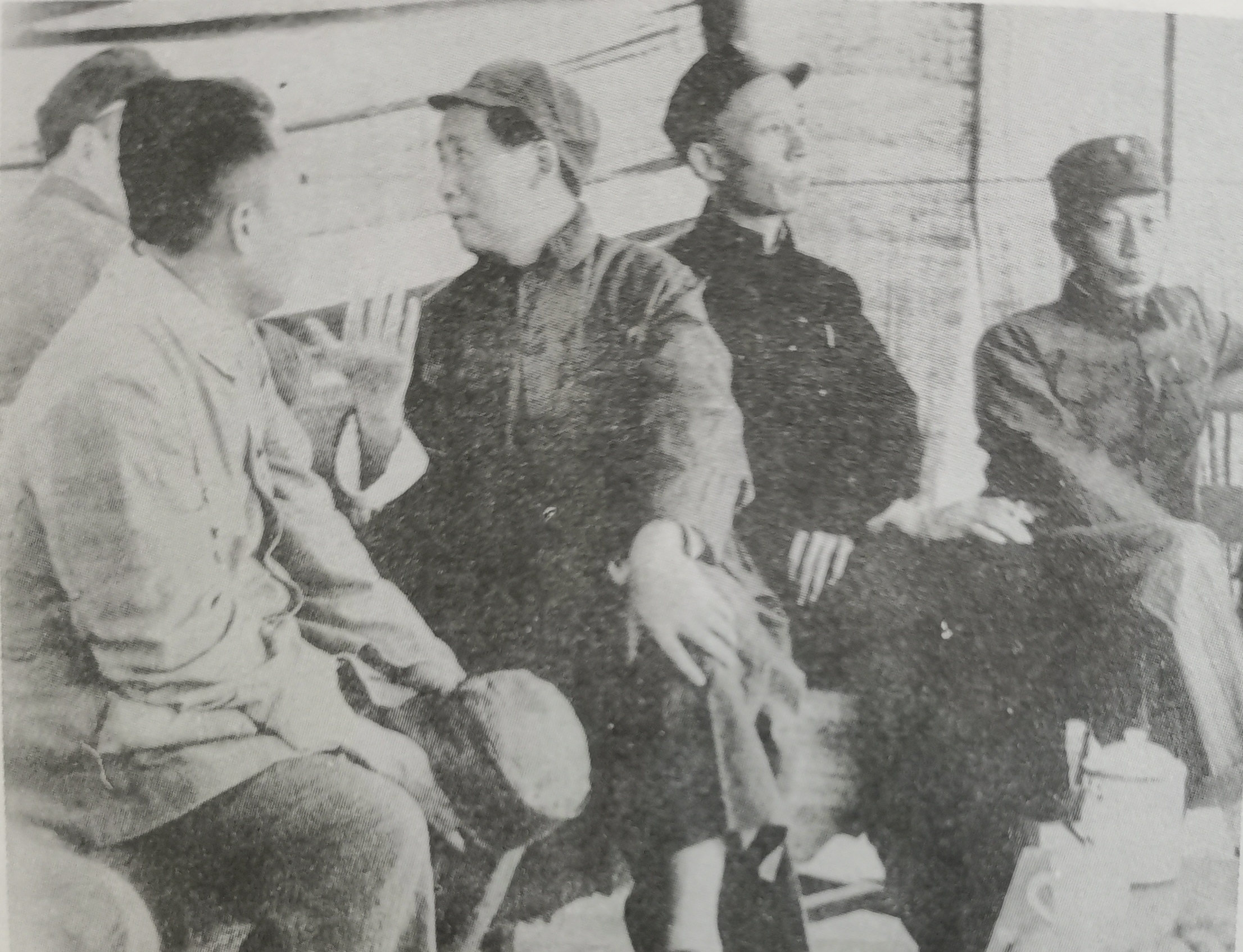 这是1945年在延安召开党的七大，会议期间，毛主席、刘少奇、聂荣臻和朱老总在一起