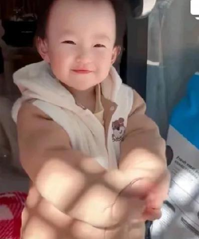 你们发现没？
王思聪其实挺在意闪闪的！
虽然他到现在都没公开说“这是我女儿”，但