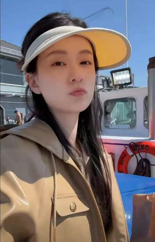 乔欣说，自从结婚后，我基本不拍戏了，主要时间和老公赖柏霖去旅游。
这次在美国度假