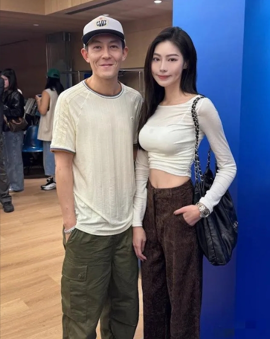 哇塞，与陈冠希合影的这位靓女胸围高挑，身姿曼妙，娟秀自然，她是何方神圣呀？