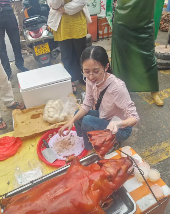 全网最会摆摊卖东西的人“白菜GG”

“白菜GG”原名林万华，福建漳州云霄县人，