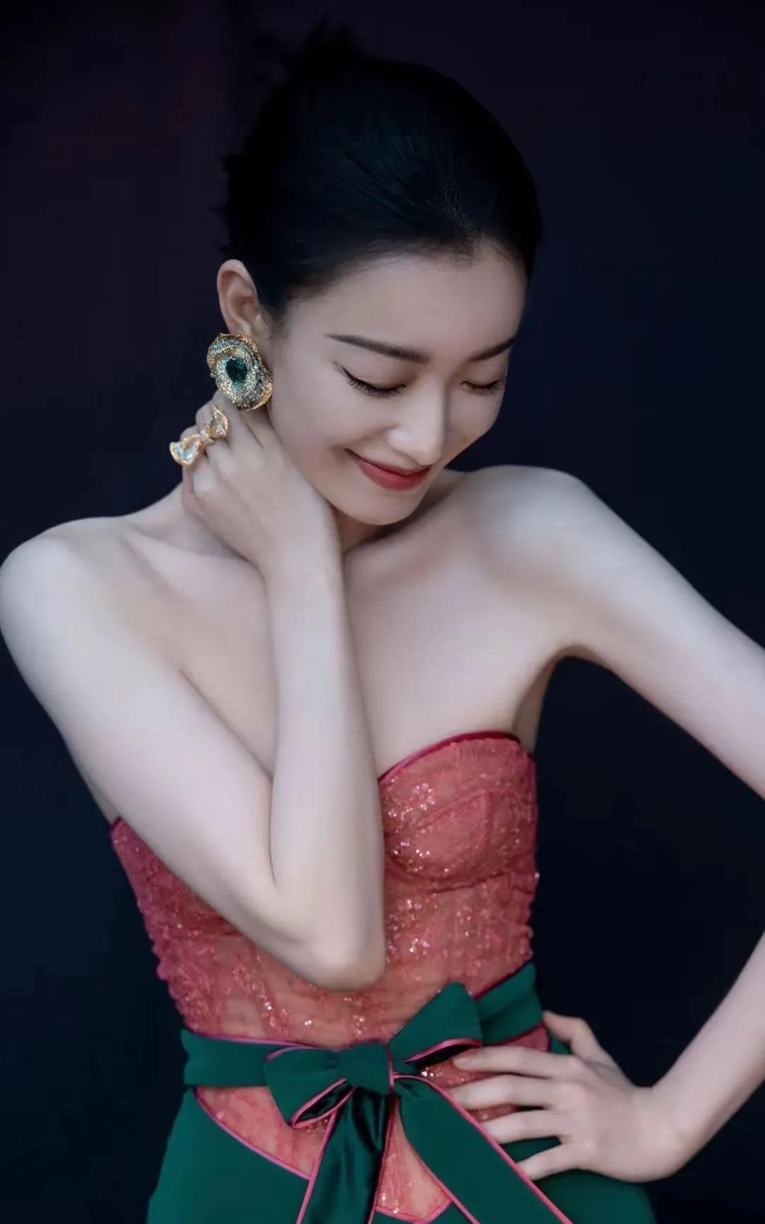 作为一个女人，我都特别喜欢看倪妮，长的真是太媚了，一种妖娆的美。
女人的美也有很
