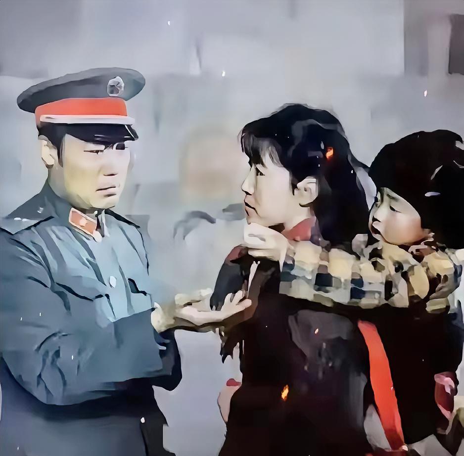 1985年这张王忠志副连长与妻儿在昆明火车站分别的照片，特别让人动容。当时正值老