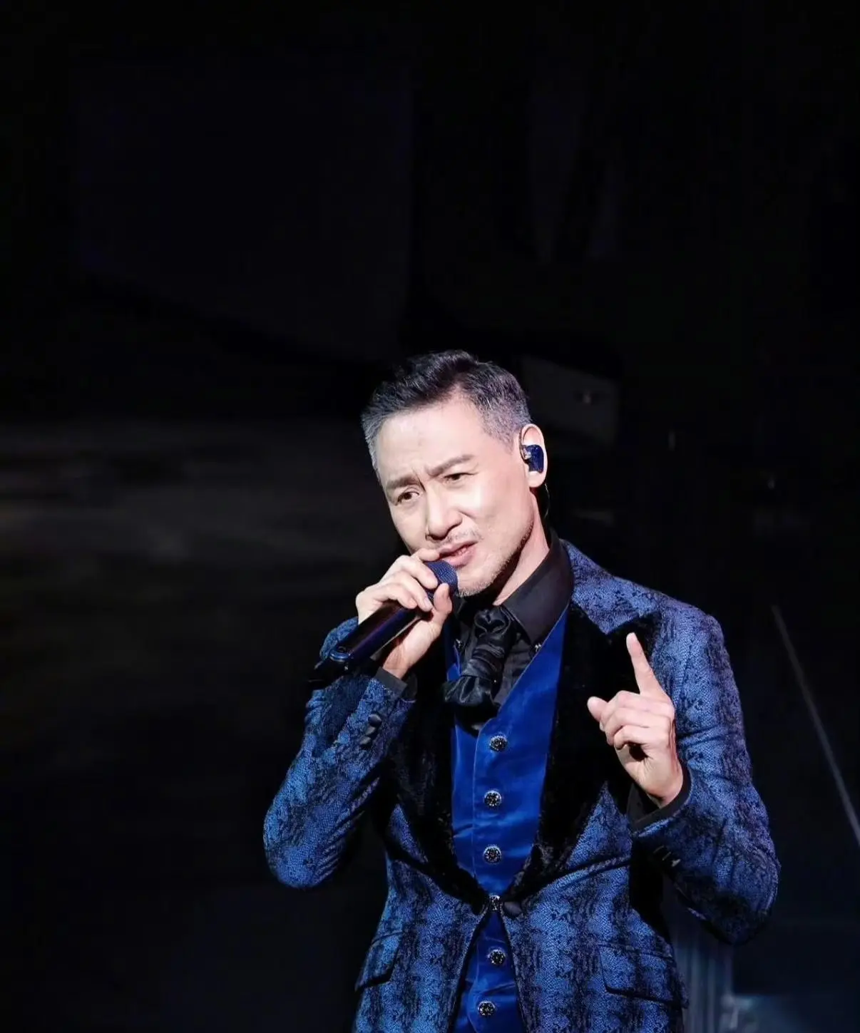 张学友因东莞演唱会多次破音道歉，并想中止演唱会

09月02日，2025年8月3