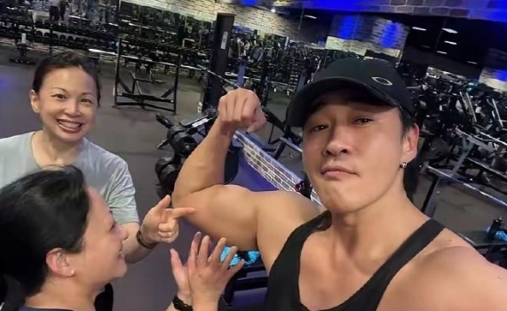 何润东强势登上热搜，这次他的操作可太有意思了。

他晒出两张在健身房的照片，自己