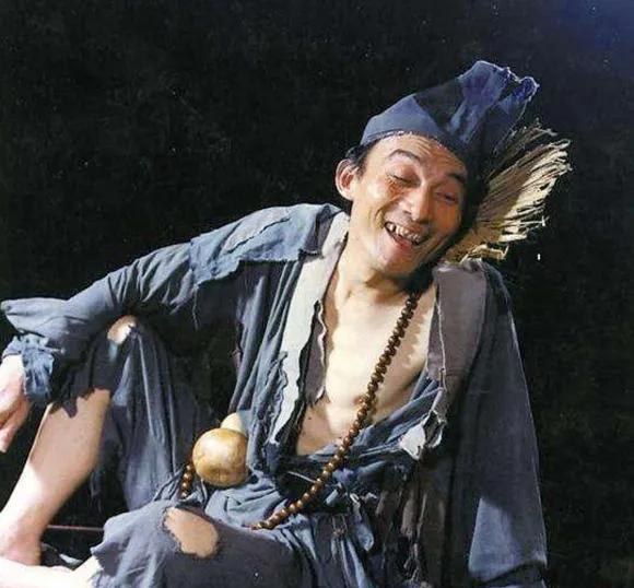游本昌，1933年生人，国家话剧院一级演员。第一次走红是51岁演《济公》，第二次