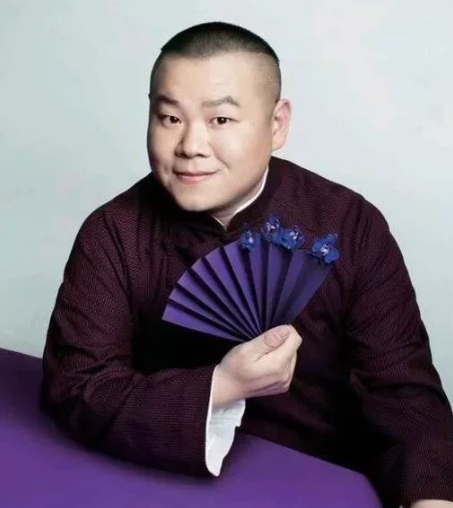 一次采访中，岳云鹏说起自己还在饭馆当服务员的时候，其实去找过一次郭德纲。可是去了