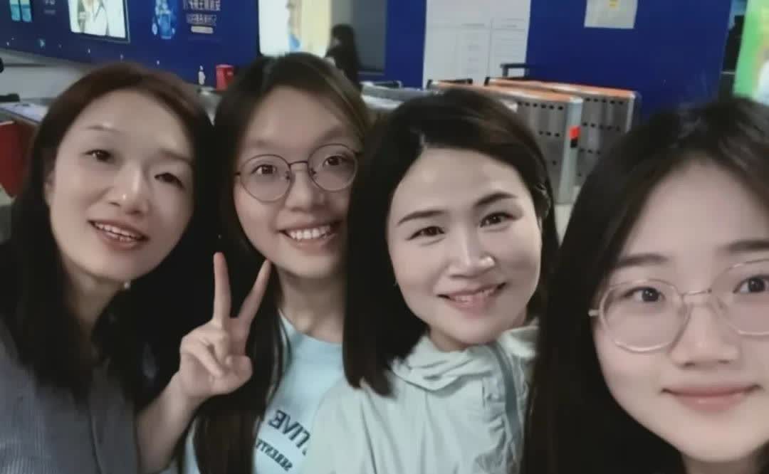谢浩楠妈妈会邀请罗彩加入她的团队吗？
    
        我觉的这个罗