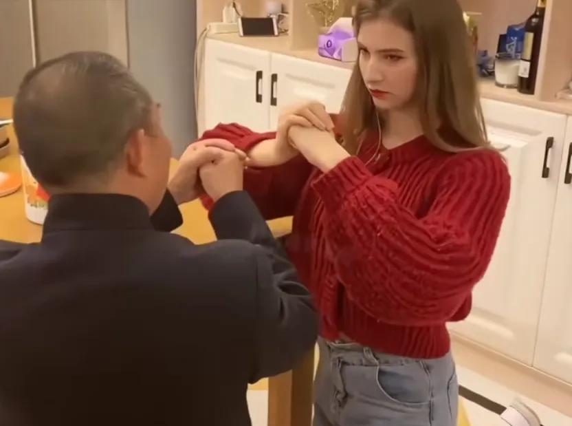 中国老公公过生日的时候，法国儿媳露哈问道：“真不明白，为啥你们中国人过生日要吃面