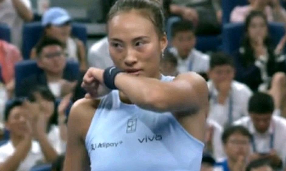 重要的事情说三遍！
胜败乃兵家常事！郑钦文突发不适，主动退赛！郑钦文是职业球员，