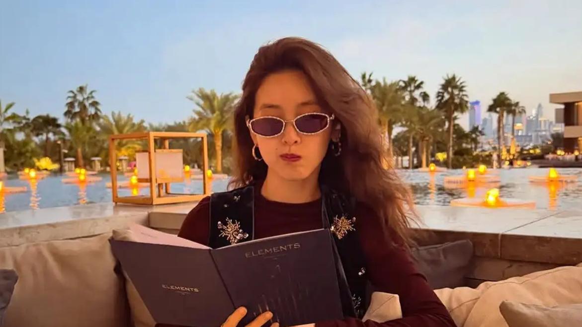 章泽天INS晒照：迪拜酒店过节日，与圣诞树合影很惬意！