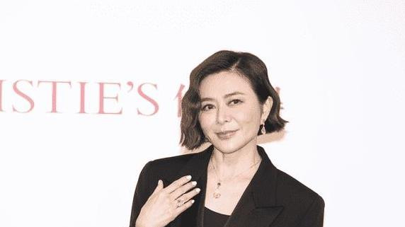 62岁关之琳试戴过亿名表，称尺寸不合没买，向华强也在身旁