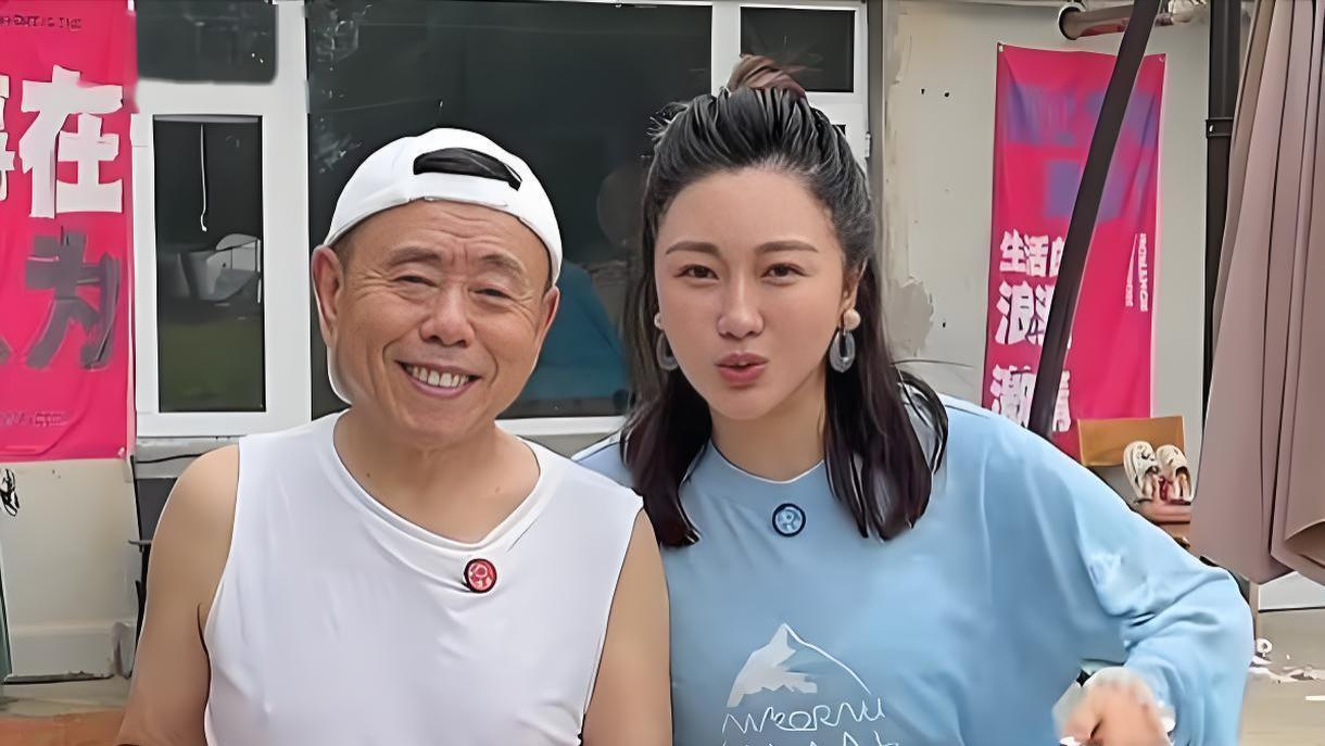 潘长江被传4个老婆、全家移民、正师级待遇，这些标签哪个是真？