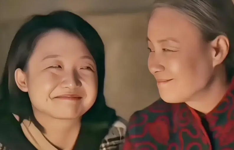 《六姊妹》中，母亲刘美心将卖酱菜方子的钱平分给了六姊妹，看似是后悔之前自己偏心老