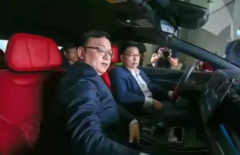 余承东佩服谁？
连苹果、特斯拉、bba、迈巴赫都能挑战，唯独没有怼过比亚迪，不是