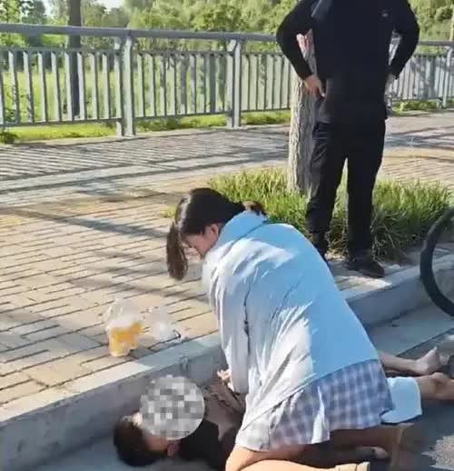 浙江温州小区夜，母子散步遇老人倒地。身为护士的朱女士一摸颈动脉，立刻跪地做心肺复