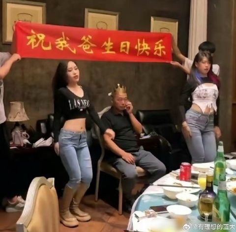 她们爸爸为什么不开心？