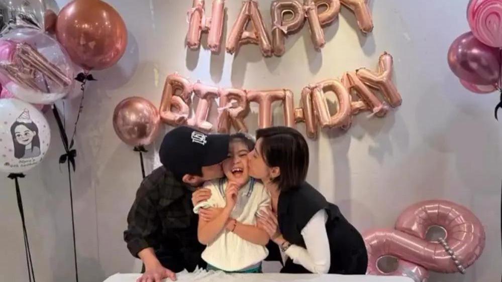 贾静小女儿8岁了，Bo妞颜值出众，眼睛又大又黑，越长越像妈妈