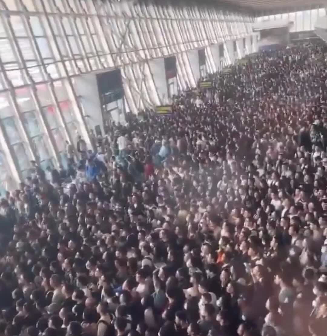 印度人嘲讽中国火车站味道大
他说中国火车站这么多人聚集在一起，味道一定很难闻。