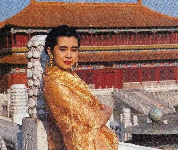 1990年王祖贤第一次来到北京，打车的时候就给司机小费，可司机没有收，还笑笑地说