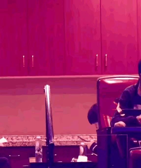 赢了球第一时间找的人没变
莎莎在哪，王楚钦的视角就锁哪
巴黎场馆灯刚亮完
他顶着