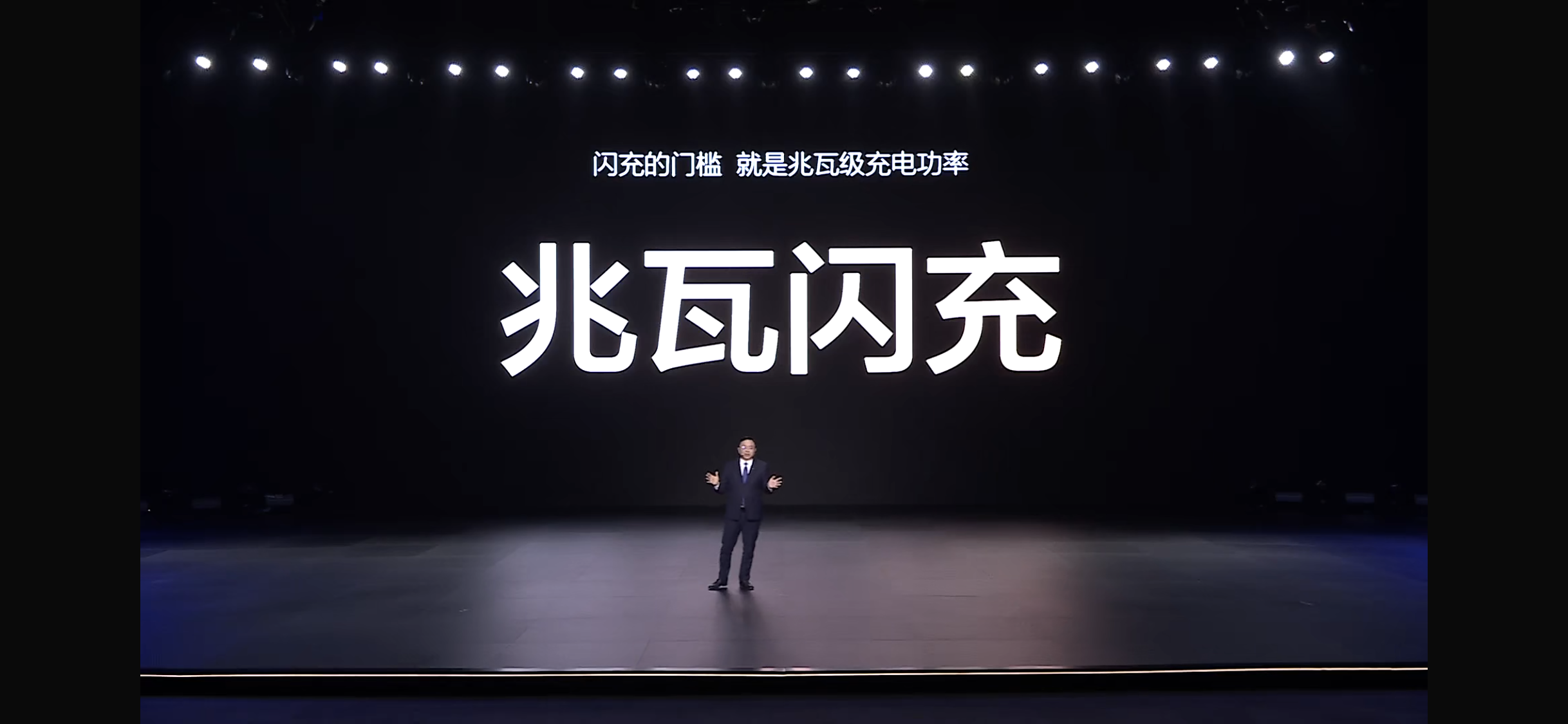 5分钟充电，上演电动车版“速度与激情”！
充电5分钟，狂奔400公里！这不是科幻