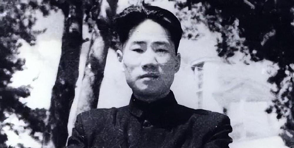 1955年，中央派人前往朝鲜将毛岸英坟墓迁往烈士陵园，可当大家刚开始挖，就突然跑