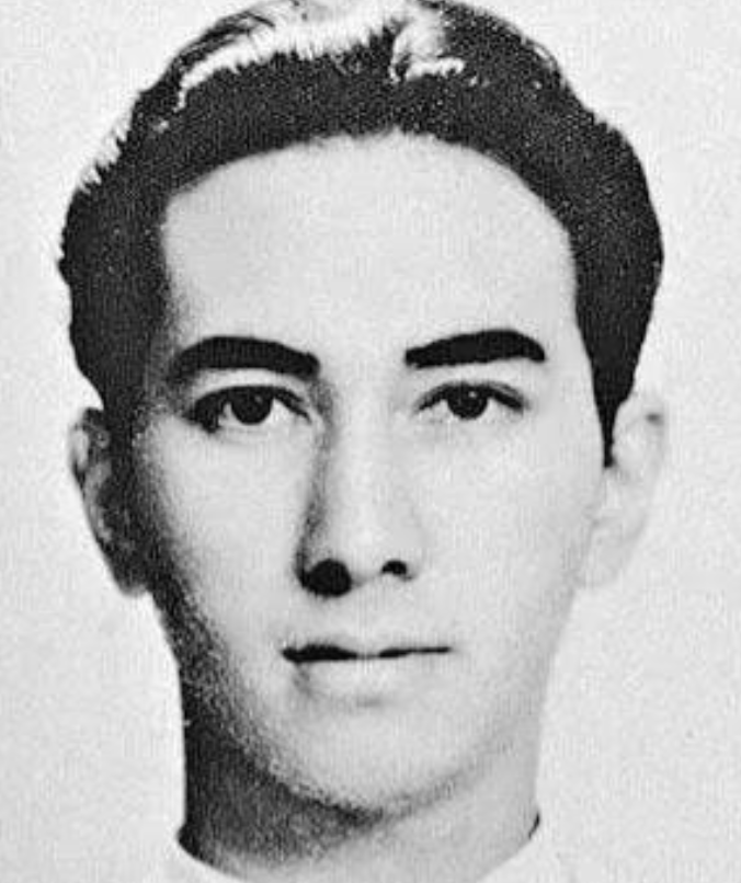 1943年的一晚，黎婉华依偎在何鸿燊的怀中说：“你不许去，你说过不离开我的。”何