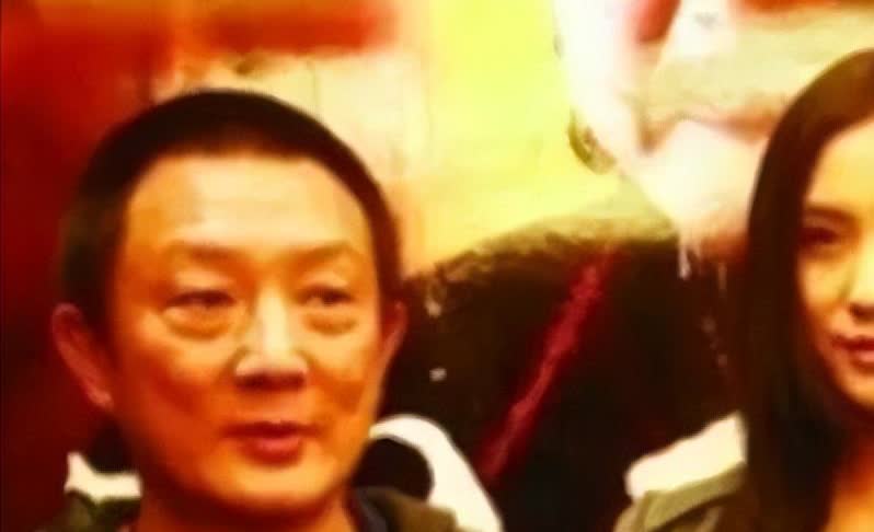 2007年，27岁的宋佳爱上50岁的已婚导演张黎，为了娶到小宋佳，张黎和自己正怀