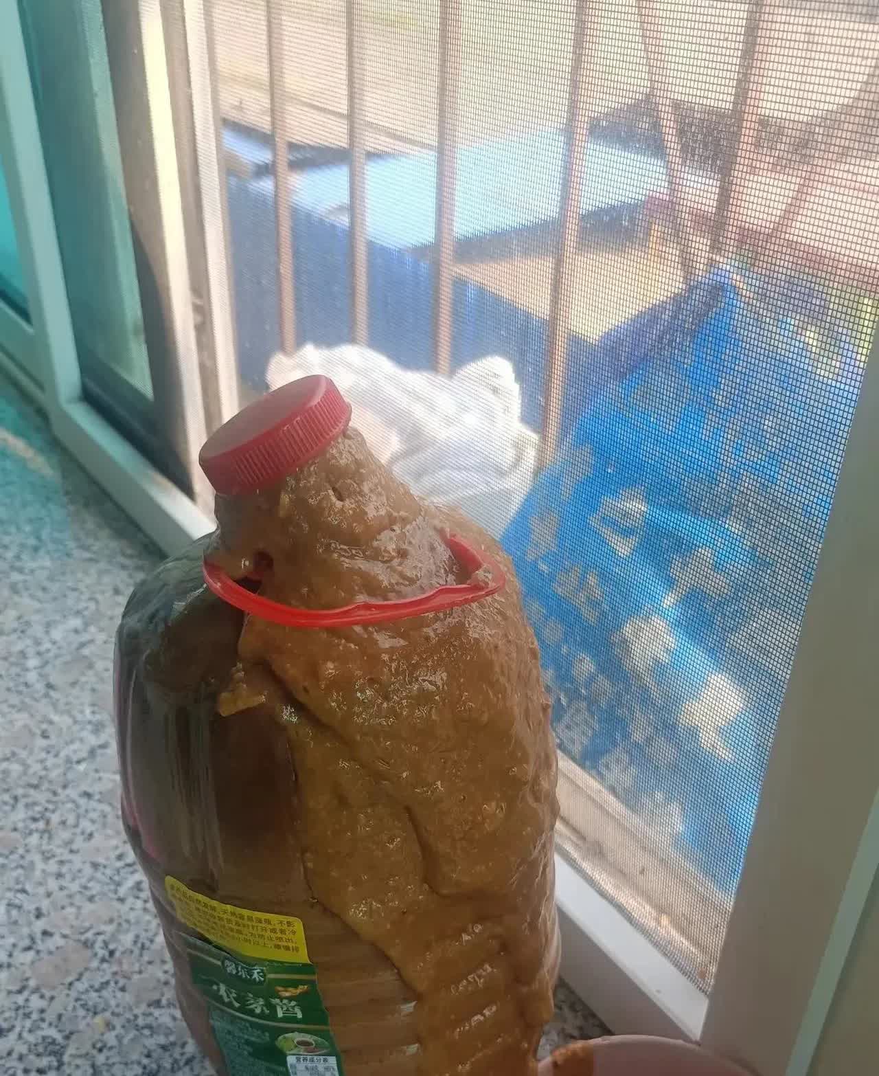 辽宁，一名男子在网上了买了一桶大酱，可是，收到货后，他发现这桶酱居然炸开了，酱从