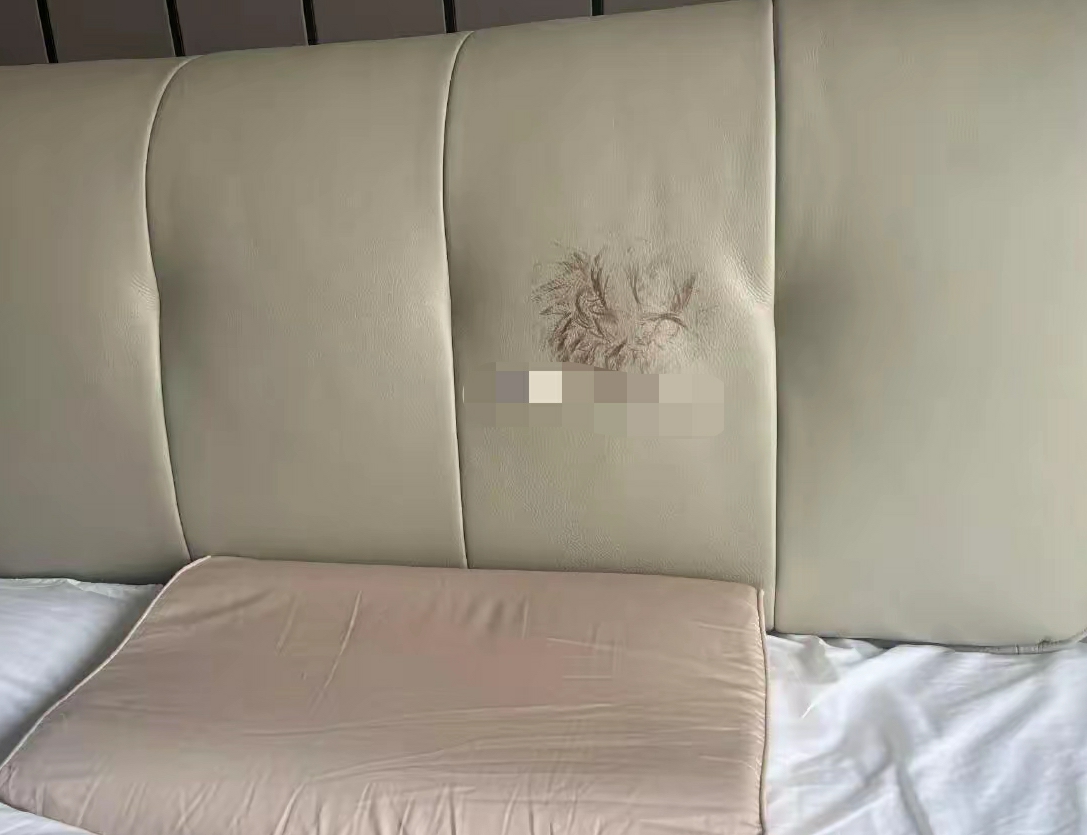 要哭了，上万的床被老公头发染成这样。。。