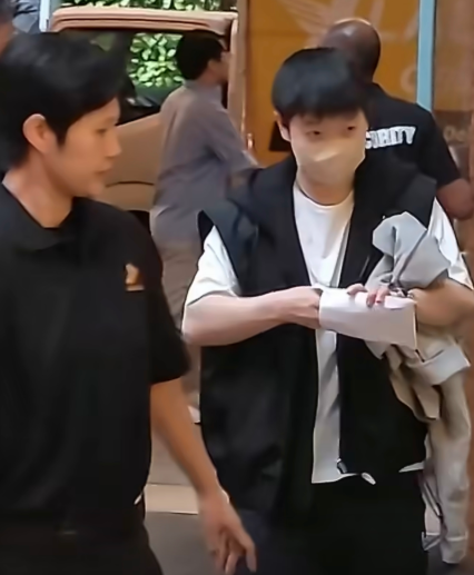 孙颖莎抵达新加坡后
像国宝一样被当地的保安保护着，感觉国外的安保还是蛮好的
孙颖