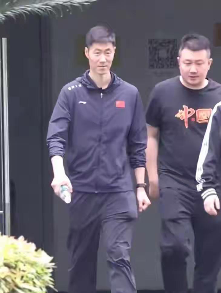 新任乒协主席王励勤的一举一动都备受关注，这不他昨天刚到国乒成都封闭训练基地，就被
