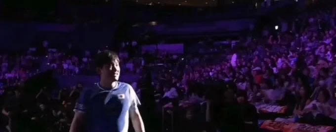 真的好尴尬！昨晚男单决赛结束后，张本在给球迷赠送签名球的时候，现场竟然没有人去捡