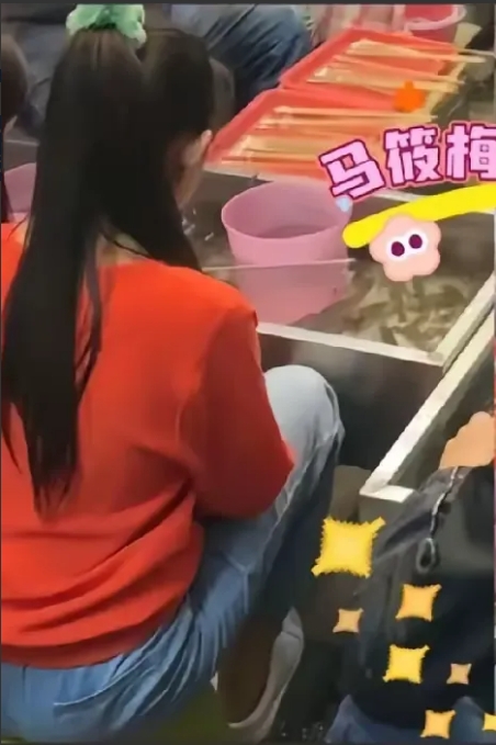 哇塞！这是小玥儿吗？穿红衣扎高马尾，看背影就好漂亮……

听说马筱梅带着小玥儿去
