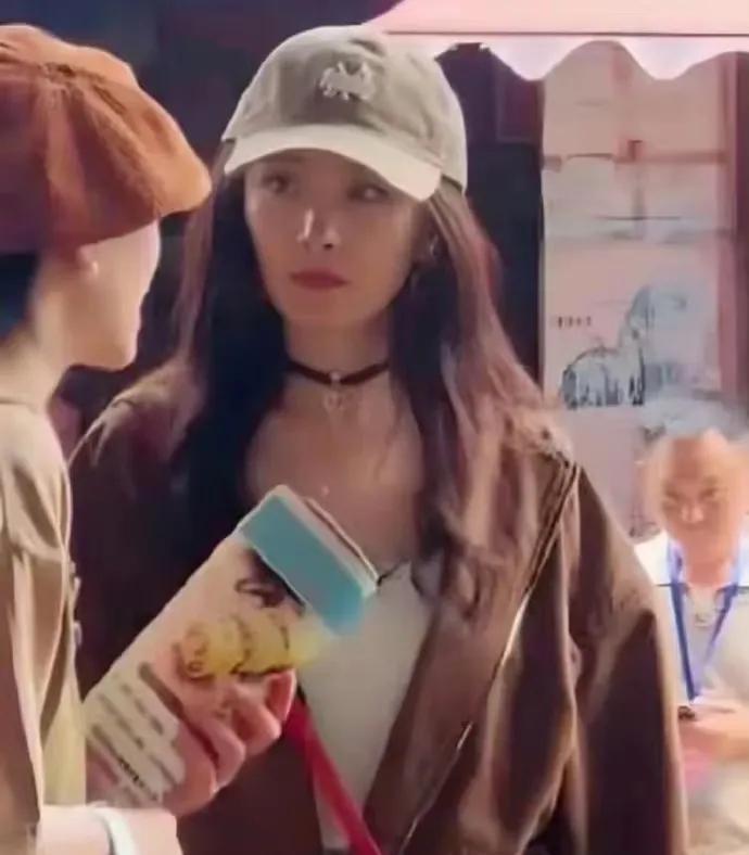 杨幂买菜日常曝光，真是让人眼前一亮。之前就听说她时尚品味绝佳，这次看她出门买菜，