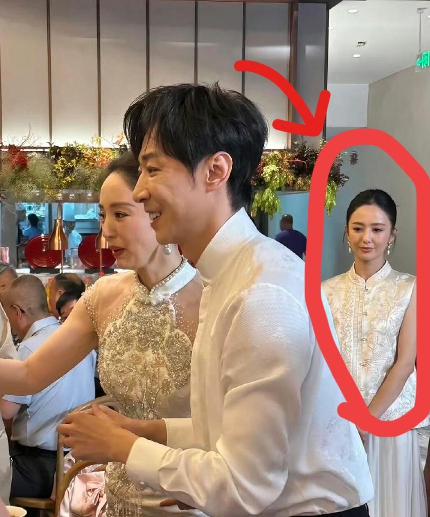 佟丽娅现在估计是后悔的
不是去现场给董璇当伴娘，而是没有做好情绪管理，董璇和张维