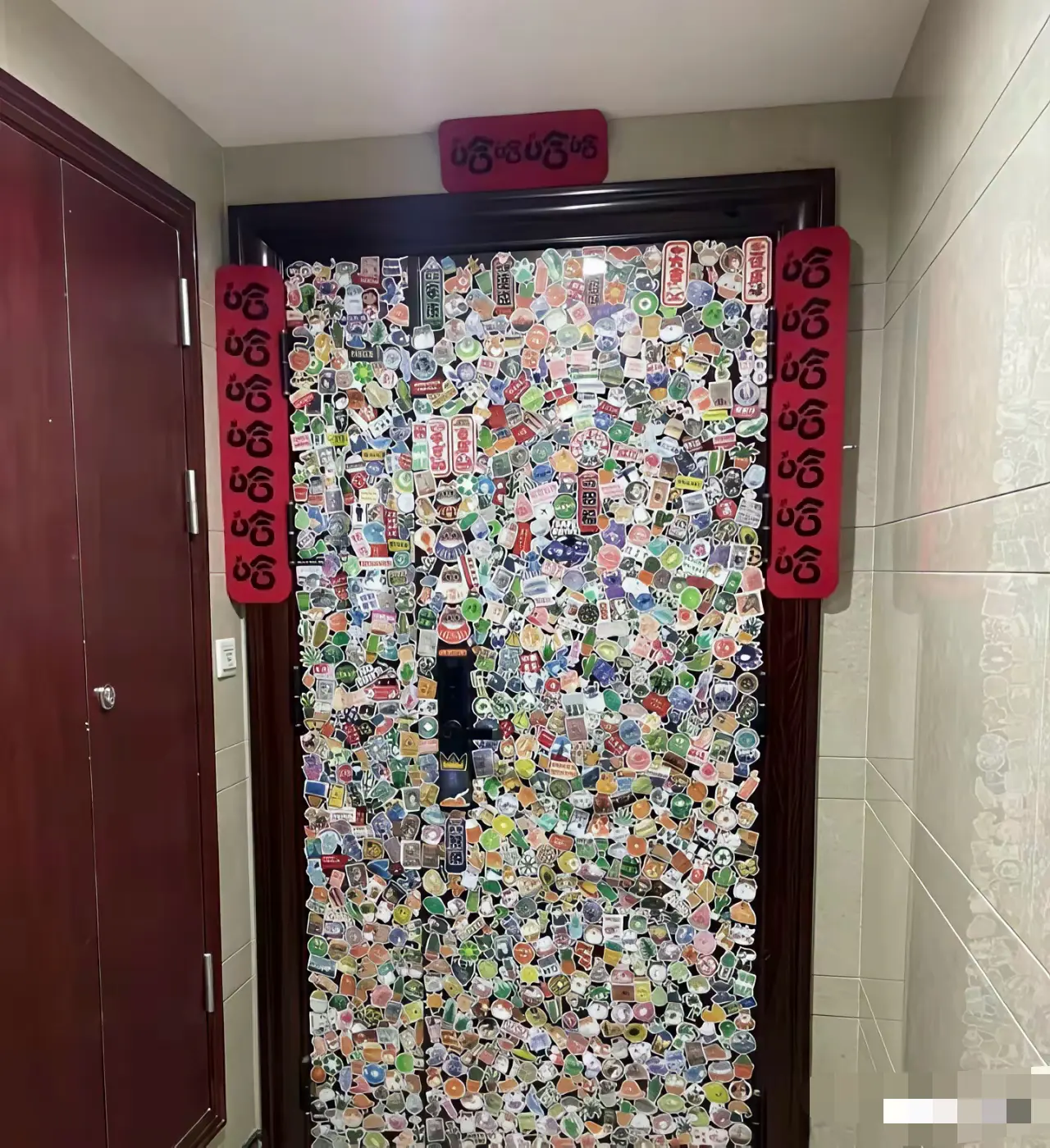 门贴成这样​，小偷都进不去吧