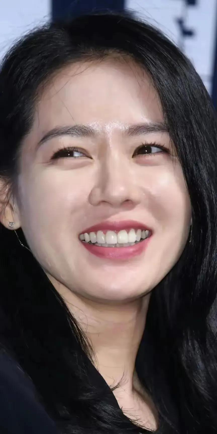 没有美颜没有滤镜
只是化了淡妆
孙仙的颜值还是扛得住镜头的
这皮肤保养的好好哦