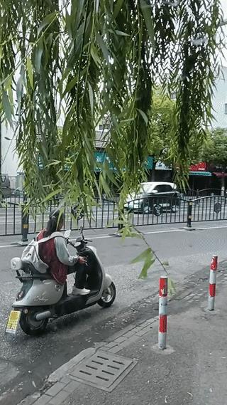 网友大街上偶然拍到一名中学女生竟然骑在电动车上抽烟？
现在的孩子真是什么不好学什