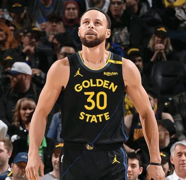 库里伤退！勇士险胜猛龙，NBA常规赛，勇士主场迎战猛龙，这场比赛，库里第三节末骨