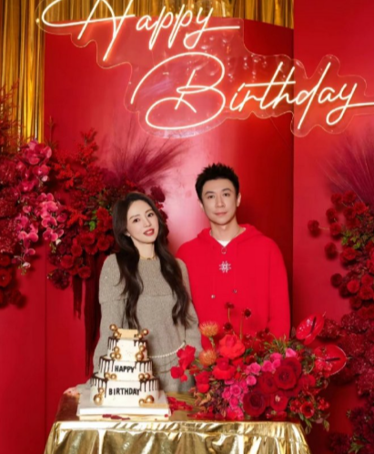 董璇为老公张维伊庆生，董璇捂脸娇羞地似情窦初开的女孩。