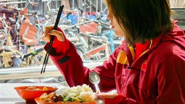 北体食堂偶遇吴艳妮，本人又高又瘦颜值不输明星，饭量很大胃口超好