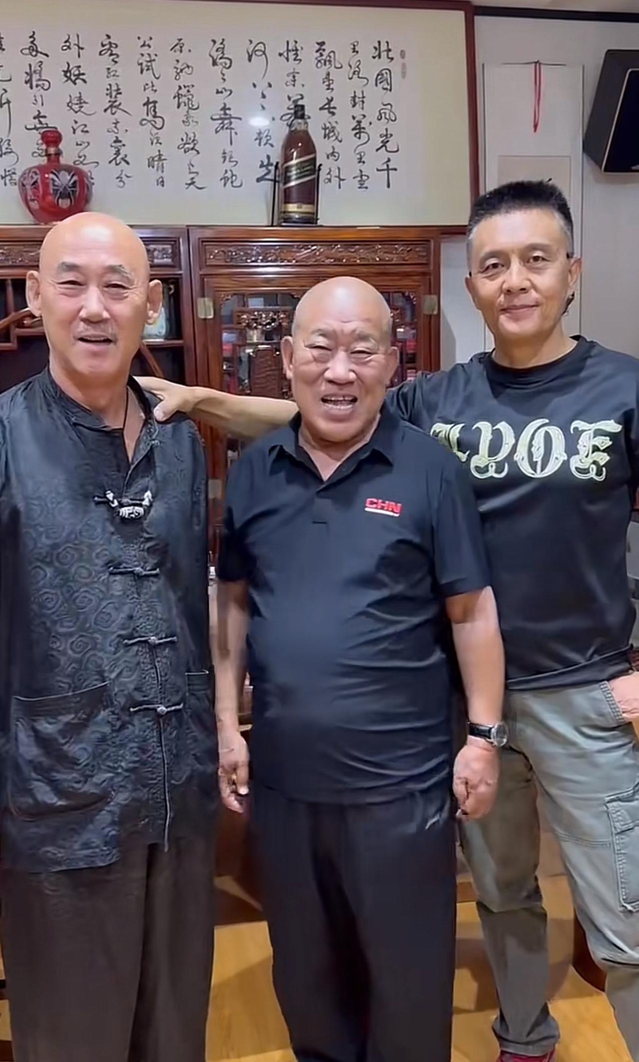 #我的宝藏兴趣#
我一眼就认出了中间的杜旭东，他是演艺界的一位老戏骨了，以擅长饰