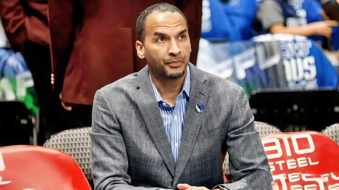 名记爆料！独行侠中期换总经理成“无法回避”议题，负面情绪缠身+球迷流失，高层想靠