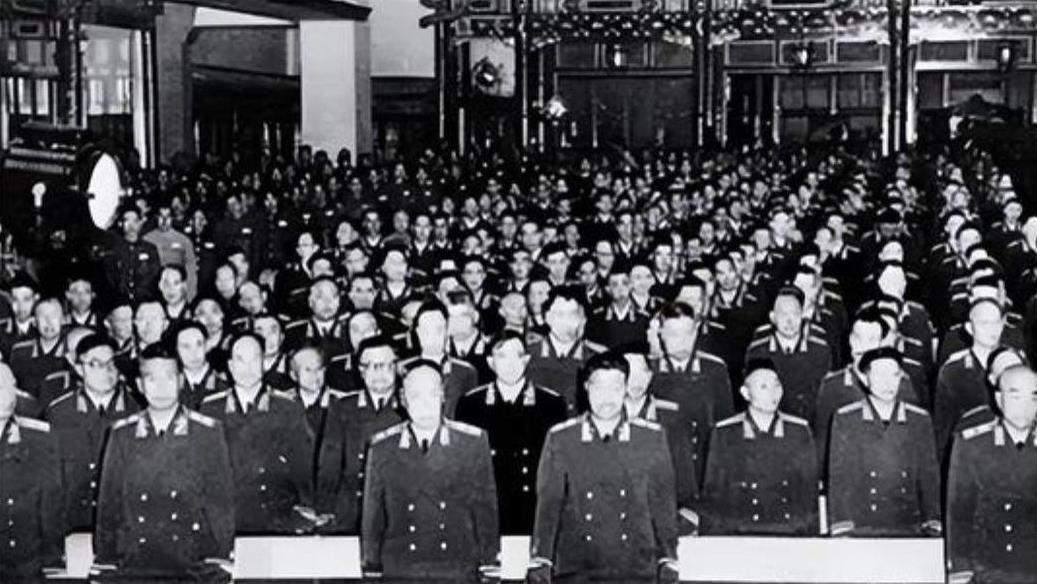 1955年授衔，剩1人没上台，周总理问原因，答：没听到喊我名字